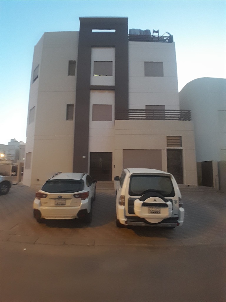 شقة  للإيجار في غرب عبدالله المبارك